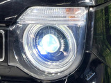 【LEDヘッドライト】悪天候や夜間走行時も良好な視界を確保し安心して運転できる高輝度LEDヘッドライトを装備!点灯速度が早く、消費電力も抑えられています。