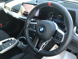 【ハンドル】ドライバーとBMW車の一体感がダイレクトに伝わるステアリングホイール。形状・太さへの拘りに加えて、操作性を高める為にスイッチ類も配置。クイックかつ安定のドライビングを体感下さい!