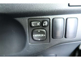 【電動格納ドアミラー】運転席からボタンでドアミラーの角度調整や格納が可能です。