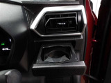 運転席のカップホルダーはエアコンの吹き出し口にありますので冷やしたり温めたりすることが出来ます☆