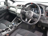 NISMO専用の3本スポークステアリングのレッドセンターマークなど、NISMOのアイコニックカラーであるレッドアクセントを随所にあしらっています。
