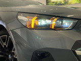 BMWの伝統の丸目4灯ヘッドライトでございます。LEDライトで視認性もよく明るく安全性の向上につながります。