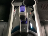 ハイブリッド専用セレクトレバーです。シフトチェンジを電子信号で送信するセレクトレバーを採用していますので、軽快でスマートな操作を楽しめます。