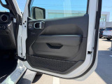 運転席ドアパネルになります。