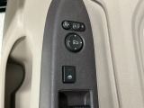 狭い駐車場で便利な電動格納ドアミラーが付いています。