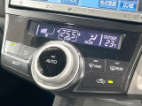 【オートエアコン】一度お好みの温度に設定すれば、車内の温度を検知し風量や温度を自動で調整。暑い&hellip;寒い&hellip;と何度もスイッチ操作をする必要はありません。快適な車内空間には必須の機能ですね♪