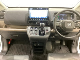 車内は光触媒抗菌消臭施工済です。インパネ周りはスタイリッシュなデザインで機能や装備も充実しています。グローブボックスやカップホルダーのほかにトレーなどたくさんの収納スペースが付いています。