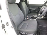 包み込むようなホールド感のあるシートでお車の操作性だけでなく、運転中の疲れも軽減!長時間の運転やお体をしっかりサポートします!