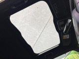 【ガラスルーフ】ガラスルーフ搭載で車内の解放感が一気にアップ!開放的なドライブをお楽しみいただけます。