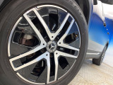 ●純正18インチアルミホイール:輸入車ならではの卓越した走りを支えるホイールと足回りです!日本車の走りに慣れている方にもぜひ体感して頂きたいほど、高いレベルでまとまっています!