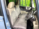 運転席まわりには十分なスペースがあり、大柄な方でもゆったり運転していただける環境です。
