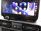 Apple CarPlay、Android Auto 対応。スマホを接続するとタッチスクリーン上でマップ、通話、メッセージ、ミュージックなどのアプリをスマホ同様に操作できるミラースクリーン機能搭載