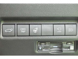 スマートキーや運転席のボタンを押すだけでリアゲートが自動で開閉します!荷物を持っている時や、高い位置にあるバックドアを閉める際に便利な機能です
