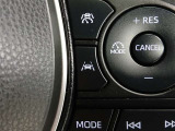 レーンキープコントロール搭載:車線の中央付近を安定して走行するよう車線から外れそうになった時に警告を出したり、ステアリングを調整して車線内に戻す装備です