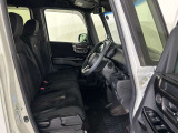 運転席側にはシートリフター機能が付いております。自分のスタイルに合った運転姿勢がとれ、快適に運転することができます。