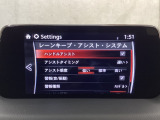 ハンドル操作をアシストすることにより車線からの逸脱回避を支援します。