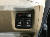 両側電動スライドドア。荷物で手が塞がる時など簡単にドアの開閉が出来ます。何より力いらずで開閉OK。女性やお年寄りにも優しい。電動機能はOFFにもできますから元気なお子様の駆け出しも安心。