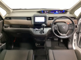 車内は光触媒抗菌消臭施工済です。スタイリッシュなデザインで暖かみのあるインパネ周りを演出します。グローブボックスやカップホルダーのほかにトレーなどたくさんの収納スペースが装備されています。