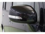 ウインカーミラーはお洒落なだけでなく、対向車や歩行者からの視認性が良く安全性が向上し、事故防止にもつながります。