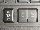 【ハンズフリー機能付き両側パワースライドドア】スライドドアの下に足先を入れてすぐ引くと、自動的にスライドドアが開閉します!荷物で両手がふさがった状態でも、ドアの開閉ができてとっても便利!