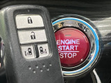 【Hondaスマートキー】カバンやポケットに入れたままでもドアの施錠・解錠が可能なスマートキーを装備。エンジンのオン・オフ時もカギを取り出す必要が無いからとっても便利です♪