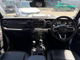 落ち着きのある車内空間になります。