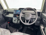 運転席まわりです。 各操作スイッチは使いやすい位置に配置されてます。