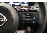 【プロパイロット】ドライバーが設定した車速を上限に、先行車と車速に応じた車間距離を保ちながら、車線中央を走行するための運転操作を支援します。
