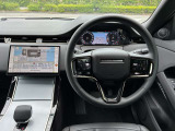 ムダのないインテリアデザインは運転席にお座りいただくと、上質なレザーシートがお客様を包み込みます。ステアリングも握りやすい設計になっておりますのでとっさのハンドル操作も可能です。
