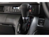 インパネシフトだから視線の移動も少なく足元もスッキリ♪運転席もゆったりしているのでゆとりを持ってドライブできますね!
