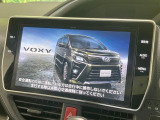 【大画面ナビ】人気の大型10インチナビを装備。存在感のある大画面はインパクト大!ナビ利用時のマップ表示は見やすく、テレビやDVDは臨場感がアップ!いつものドライブがグッと楽しくなります♪
