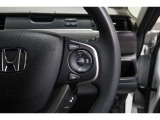 Hondaセンシングの機能のひとつ、アダプティブクルーズコントロール付!アクセルから足を離しても設定したスピードと前車との車間を保ち走行してくれます!車線維持もアシスト☆高速道路で疲労軽減ですね☆