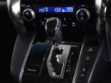 電動パーキングブレーキ・ブレーキホールドを装備してます。ホールド機能は信号待ちが多い一般道で疲労軽減になり、大好評です!