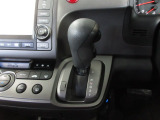 インパネシフトだから視線の移動も少なく足元もスッキリ。運転席もゆったりしているのでゆとりを持ってドライブできますね。