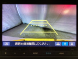 バックでの車庫入れも安心です! リアカメラが付いているバックモニター付のナビを装備しております。操作線もついており距離感も画面から確認できます。