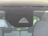 【三菱e-Assist】走行中に前方の車両等を認識し、衝突しそうな時は警報とブレーキで衝突回避と被害軽減をアシスト。より安全にドライブをお楽しみいただけます。