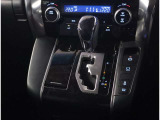スマートキー付きです。スマートキーとは鍵を車に差し込まなくても、ドアノブを触ったりするだけで、ドアロックを解錠できます。これが凄く便利なんですよ。
