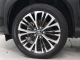 215/50R18タイヤ&18インチアルミホイール(切削光輝/センターオーナメント付)を装着しています。