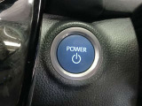 ポケットや鞄から出さずにエンジンスタートができる便利なプッシュスタート。ブレーキを踏みながらパワースイッチを押すだけで、エンジンが始動します