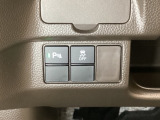VSA装備車です。VSAはドライバーの操作と車の動きを見守っています。もし車の挙動が乱れたとき、4輪別々にブレーキをかけたり、エンジンパワーをしぼることによって車を安定させます。