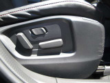 運転席シートは前後スライド・上下リフター・リクライニング・ランバーサポートを細かく調整し、人馬一体感を具現化する事ができる電動シートを装備。またお二人までシートメモリーすることができます。