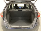 ラゲッジも広く使いやすいトランクは、開口部も広く荷物の積み下ろしもしやすいお車となっております。リアシートの背もたれは6:4の割合で分割して可倒できるので、長いお荷物などを載せることもできます。