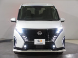 ハロゲンより明るく、より遠くまでさらなる安心感のあるLEDヘッドライトを採用。照射軸の上下方向を自動調整するオートレベリング機構、点灯忘れも防止できるオートライトコントロール機構付きです。