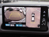マルチビューカメラを装備しています。車両前後左右に装備した4個のカメラで上空から見下ろしたように路面を映し出す「グラウンドビュー」などの高精細な映像をボタン操作で状況に応じナビ画面に表示します。