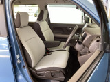 フロント広々、ベンチシートの運転席は、ハイトアジャスターが付いているので、快適にドライブができます。ハンドルはテレスコピック機能で、ハンドル位置を上・下・手前・奥に調節できます。