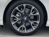 BMW純正18インチホイール。洗練されたデザインで、足元の個性を引き立てます。
