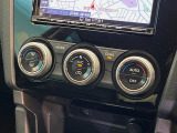 【オートエアコン】一度お好みの温度に設定すれば、車内の温度を検知し風量や温度を自動で調整。暑い&hellip;寒い&hellip;と何度もスイッチ操作をする必要はありません。快適な車内空間には必須の機能ですね♪