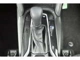 ハイブリッドカーですが運転操作は普通の車と変わりませんのでご安心ください。操作方法はスタッフが説明いたしますのでお気軽にご質問ください