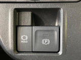 【電動パーキングブレーキ】パーキングブレーキは便利な電動式!ボタン一つで操作でき、アクセルを踏めば自動で解除されます♪レバーやペダルが無いので運転席廻りもすっきりしますね♪