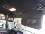 運転席と助手席にバニティミラーが付いています☆